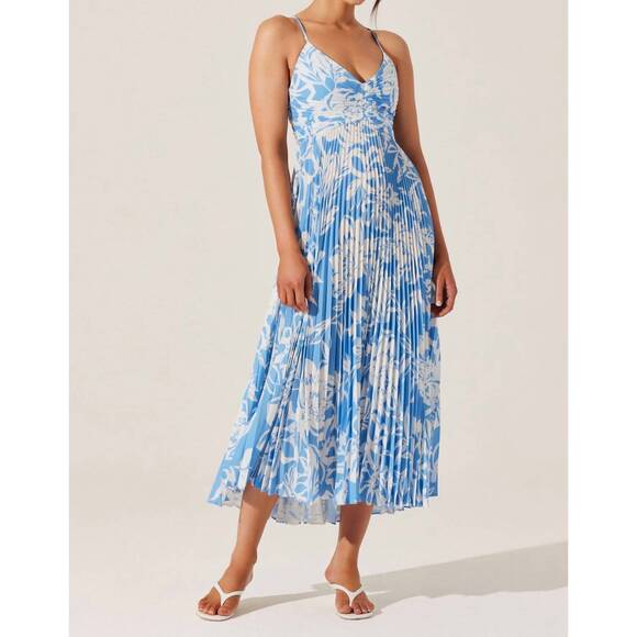 ASTR Dresses & Skirts - NEW ASTR floral blythe dress in blue